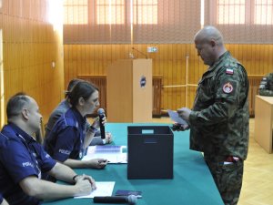 Policjanci drogówki podczas inauguracji Finału XXXII edycji Ogólnopolskiego Konkursu ,,Policjant Ruchu Drogowego”. Zawody będą rozgrywane przez cztery dni w sześciu konkurencjach sprawdzających ich wiedzę i umiejętności zawodowe. Turniej będzie rozgrywany na terenie Warszawy oraz Centrum Szkolenia Policji w Legionowie.