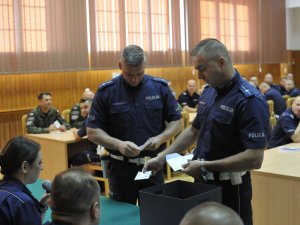 Policjanci drogówki podczas inauguracji Finału XXXII edycji Ogólnopolskiego Konkursu ,,Policjant Ruchu Drogowego”. Zawody będą rozgrywane przez cztery dni w sześciu konkurencjach sprawdzających ich wiedzę i umiejętności zawodowe. Turniej będzie rozgrywany na terenie Warszawy oraz Centrum Szkolenia Policji w Legionowie.