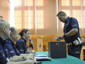 Policjanci drogówki podczas inauguracji Finału XXXII edycji Ogólnopolskiego Konkursu ,,Policjant Ruchu Drogowego”. Zawody będą rozgrywane przez cztery dni w sześciu konkurencjach sprawdzających ich wiedzę i umiejętności zawodowe. Turniej będzie rozgrywany na terenie Warszawy oraz Centrum Szkolenia Policji w Legionowie.