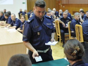 Policjanci drogówki podczas inauguracji Finału XXXII edycji Ogólnopolskiego Konkursu ,,Policjant Ruchu Drogowego”. Zawody będą rozgrywane przez cztery dni w sześciu konkurencjach sprawdzających ich wiedzę i umiejętności zawodowe. Turniej będzie rozgrywany na terenie Warszawy oraz Centrum Szkolenia Policji w Legionowie.