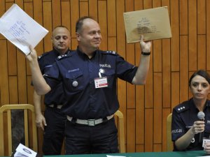 Policjanci drogówki podczas inauguracji Finału XXXII edycji Ogólnopolskiego Konkursu ,,Policjant Ruchu Drogowego”. Zawody będą rozgrywane przez cztery dni w sześciu konkurencjach sprawdzających ich wiedzę i umiejętności zawodowe. Turniej będzie rozgrywany na terenie Warszawy oraz Centrum Szkolenia Policji w Legionowie.