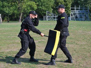 Słuchacze kursu podstawowego podczas szkolenia praktycznego, doskonalą umiejętności z użycia pałki teleskopowej.