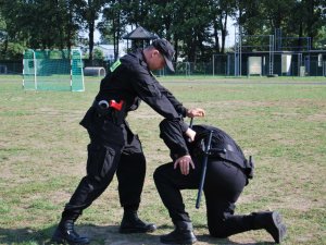 Słuchacze kursu podstawowego podczas szkolenia praktycznego, doskonalą umiejętności z użycia pałki teleskopowej.