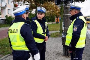 Zawodnicy konkursu Policjant Ruchu Drogowego podczas zadania regulowania ruchem na warszawskim skrzyżowaniu.