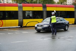 Zawodnicy konkursu Policjant Ruchu Drogowego podczas zadania regulowania ruchem na warszawskim skrzyżowaniu.