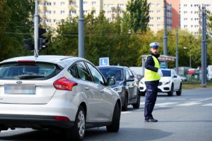 Zawodnicy konkursu Policjant Ruchu Drogowego podczas zadania regulowania ruchem na warszawskim skrzyżowaniu.