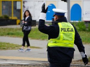 Zawodnicy konkursu Policjant Ruchu Drogowego podczas zadania regulowania ruchem na warszawskim skrzyżowaniu.