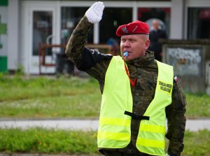 Zawodnicy konkursu Policjant Ruchu Drogowego podczas zadania regulowania ruchem na warszawskim skrzyżowaniu.