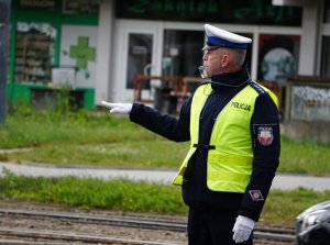 Zawodnicy konkursu Policjant Ruchu Drogowego podczas zadania regulowania ruchem na warszawskim skrzyżowaniu.