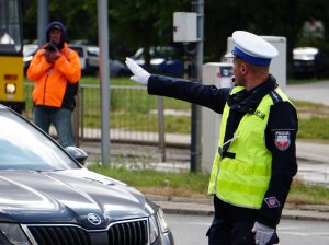 Zawodnicy konkursu Policjant Ruchu Drogowego podczas zadania regulowania ruchem na warszawskim skrzyżowaniu.