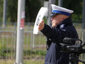 Zawodnicy konkursu Policjant Ruchu Drogowego podczas zadania regulowania ruchem na warszawskim skrzyżowaniu.