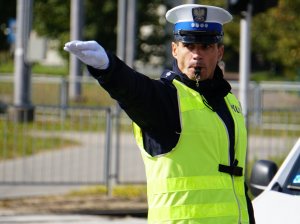 Zawodnicy konkursu Policjant Ruchu Drogowego podczas zadania regulowania ruchem na warszawskim skrzyżowaniu.