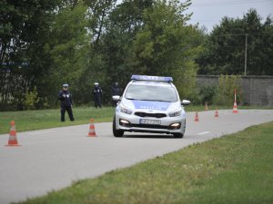 Zawodnicy konkursu Policjant Ruchu Drogowego podczas zadania umiejętności jazdy samochodem. Tor Centrum Szkolenia Policji w Legionowie.