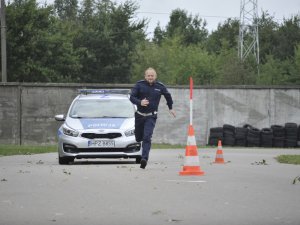 Zawodnicy konkursu Policjant Ruchu Drogowego podczas zadania umiejętności jazdy samochodem. Tor Centrum Szkolenia Policji w Legionowie.