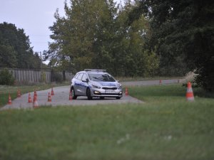 Zawodnicy konkursu Policjant Ruchu Drogowego podczas zadania umiejętności jazdy samochodem. Tor Centrum Szkolenia Policji w Legionowie.