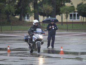 Zawodnicy konkursu Policjant Ruchu Drogowego pokonują tor na motocyklu służbowym. Plac apelowy Centrum Szkolenia Policji.