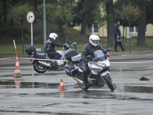 Zawodnicy konkursu Policjant Ruchu Drogowego pokonują tor na motocyklu służbowym. Plac apelowy Centrum Szkolenia Policji.