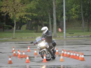 Zawodnicy konkursu Policjant Ruchu Drogowego pokonują tor na motocyklu służbowym. Plac apelowy Centrum Szkolenia Policji.