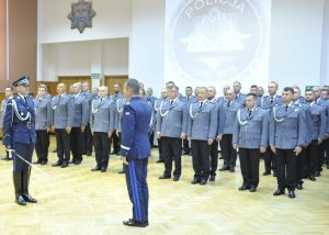 Uroczystość zakończenia Finału XXXII edycji konkursu Policjant Ruchu Drogowego, na której między innymi I Zastępca Komendanta Głównego Policji wręcza nagrody zwycięzcom. Miejscem ceremonii jest sala w budynku dydaktycznym Centrum Szkolenia Policji w Legionowie.