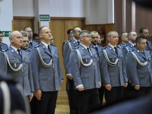 Uroczystość zakończenia Finału XXXII edycji konkursu Policjant Ruchu Drogowego, na której między innymi I Zastępca Komendanta Głównego Policji wręcza nagrody zwycięzcom. Miejscem ceremonii jest sala w budynku dydaktycznym Centrum Szkolenia Policji w Legionowie.