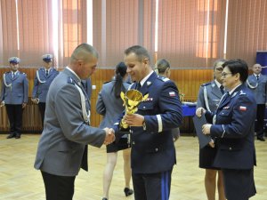 Uroczystość zakończenia Finału XXXII edycji konkursu Policjant Ruchu Drogowego, na której między innymi I Zastępca Komendanta Głównego Policji wręcza nagrody zwycięzcom. Miejscem ceremonii jest sala w budynku dydaktycznym Centrum Szkolenia Policji w Legionowie.