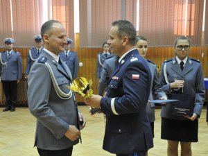 Uroczystość zakończenia Finału XXXII edycji konkursu Policjant Ruchu Drogowego, na której między innymi I Zastępca Komendanta Głównego Policji wręcza nagrody zwycięzcom. Miejscem ceremonii jest sala w budynku dydaktycznym Centrum Szkolenia Policji w Legionowie.