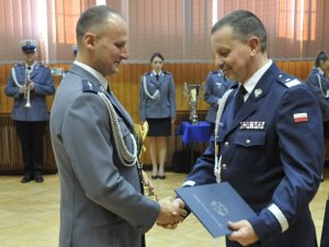 Uroczystość zakończenia Finału XXXII edycji konkursu Policjant Ruchu Drogowego, na której między innymi I Zastępca Komendanta Głównego Policji wręcza nagrody zwycięzcom. Miejscem ceremonii jest sala w budynku dydaktycznym Centrum Szkolenia Policji w Legionowie.