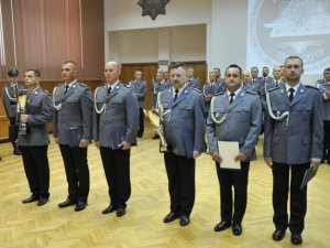 Uroczystość zakończenia Finału XXXII edycji konkursu Policjant Ruchu Drogowego, na której między innymi I Zastępca Komendanta Głównego Policji wręcza nagrody zwycięzcom. Miejscem ceremonii jest sala w budynku dydaktycznym Centrum Szkolenia Policji w Legionowie.