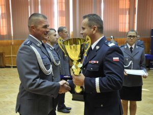 Uroczystość zakończenia Finału XXXII edycji konkursu Policjant Ruchu Drogowego, na której między innymi I Zastępca Komendanta Głównego Policji wręcza nagrody zwycięzcom. Miejscem ceremonii jest sala w budynku dydaktycznym Centrum Szkolenia Policji w Legionowie.