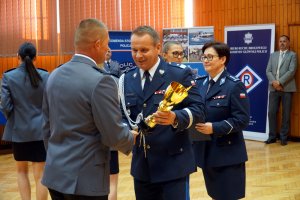 Uroczystość zakończenia Finału XXXII edycji konkursu Policjant Ruchu Drogowego, na której między innymi I Zastępca Komendanta Głównego Policji wręcza nagrody zwycięzcom. Miejscem ceremonii jest sala w budynku dydaktycznym Centrum Szkolenia Policji w Legionowie.