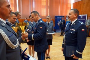 Uroczystość zakończenia Finału XXXII edycji konkursu Policjant Ruchu Drogowego, na której między innymi I Zastępca Komendanta Głównego Policji wręcza nagrody zwycięzcom. Miejscem ceremonii jest sala w budynku dydaktycznym Centrum Szkolenia Policji w Legionowie.