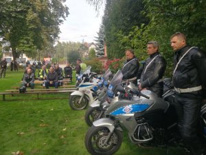 Przedstawiciele Zakładu Ruchu Drogowego Centrum Szkolenia Policji uczestniczą w uroczystym zakończeniu sezonu motocyklowego. Spotkanie odbyło się w parafii pw. Zesłania Ducha Świętego w Starej Iwicznej. W nabożeństwie w intencji zmarłych motocyklistów uczestniczyło kilkudziesięciu miłośników jednośladu.