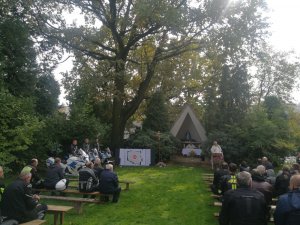 Przedstawiciele Zakładu Ruchu Drogowego Centrum Szkolenia Policji uczestniczą w uroczystym zakończeniu sezonu motocyklowego. Spotkanie odbyło się w parafii pw. Zesłania Ducha Świętego w Starej Iwicznej. W nabożeństwie w intencji zmarłych motocyklistów uczestniczyło kilkudziesięciu miłośników jednośladu.