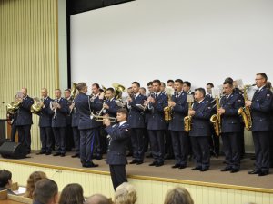 Z okazji Dnia Edukacji Narodowej funkcjonariusze i pracownicy Centrum Szkolenia Policji odebrali podziękowania za wieloletnią pracę na rzecz CSP, a także nagrody motywacyjne – łącznie wyróżniono 23 osoby.