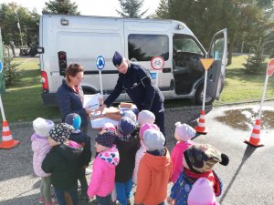 Wykładowcy z Zakładu Ruchu Drogowego, uczestniczyli w obchodach Święta 9 Brygady Wsparcia Dowodzenia Dowództwa Generalnego Rodzajów Sił Zbrojnych. Policjanci podczas pikniku prezentowali stoisko informacyjne, które cieszyło się nie lada popularnością szczególnie wśród dzieci.