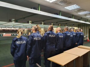 Nowo przyjęci policjanci zaczęli swoją przygodę ze szkoleniem strzeleckim. Na pierwszych zajęciach zostali zapoznani z zasadami i warunkami bezpieczeństwa. Nauczyciele Zakładu Interwencji Policyjnych będą w trakcie szkolenia podkreślać, jak bardzo istotna jest wiedza i umiejętności w posługiwaniu się bronią palną, zarówno podczas zajęć praktycznych, jak i w późniejszej służbie.