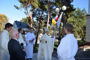 Kościół pw. św. Jana Kantego w Legionowie. Uroczysta msza święta, podczas której Ordynariusz Diecezji Warszawsko-Praskiej J.E. ks. bs. Romualda Kamińskiego poświęcił figurę św. Michała Archanioła – patrona policjantów. Inicjatorem ufundowania figury był ks. Prałat Lucjan Szcześniak.