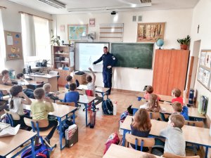 Nauczyciele policyjni z Zakładu Ruchu Drogowego Centrum Szkolenia Policji odwiedzili Szkołę Podstawową nr 257 w Warszawie. W trakcie spotkania przeprowadzili prelekcję, której celem było kształtowanie wśród uczniów bezpiecznego poruszania się po drodze.