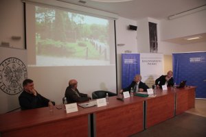 Konferencja „Ślady Zbrodni – Oblicza Pamięci. Katyń – Łączka – Ravensbrück” poświęcona problematyce poszukiwań nieznanych miejsc pochówku ofiar reżimów totalitarnych - Katyń, Miednoje, Ravensbrück czy warszawska Kwatera Ł – „Łączka”.