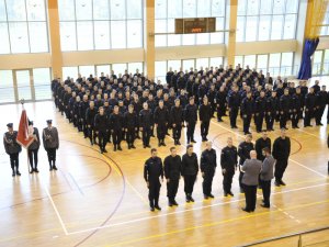 Uroczystość zakończenia szkolenia podstawowego - hala sportowa Centrum szkolenia Policji w Legionowie.