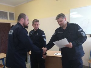 Wręczenie świadectw policjantom szkolenia w zakresie przeciwdziałania demoralizacji i przestępczości nieletnich oraz działań podejmowanych na rzecz małoletnich.