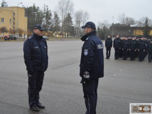 Poranny apel całego stanu osobowego słuchaczy, w którym uczestniczyła kadra  Wydziału Dowodzenia.