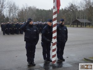 Poranny apel całego stanu osobowego słuchaczy, w którym uczestniczyła kadra  Wydziału Dowodzenia.