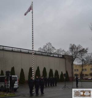 Poranny apel całego stanu osobowego słuchaczy, w którym uczestniczyła kadra  Wydziału Dowodzenia.