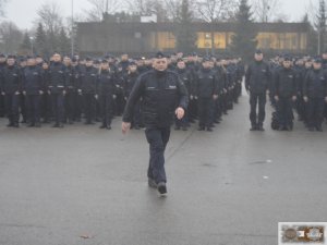 Poranny apel całego stanu osobowego słuchaczy, w którym uczestniczyła kadra  Wydziału Dowodzenia.