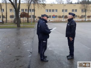 Poranny apel całego stanu osobowego słuchaczy, w którym uczestniczyła kadra  Wydziału Dowodzenia.