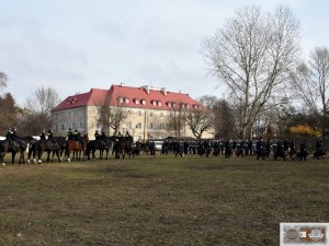 Zakład Kynologii Policyjnej -  ćwiczenia dotyczące „rozpraszania tłumu” z udziałem koni i psów służbowych oraz oddziałów zwartych.