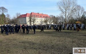 Zakład Kynologii Policyjnej -  ćwiczenia dotyczące „rozpraszania tłumu” z udziałem koni i psów służbowych oraz oddziałów zwartych.