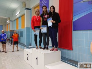 st. sierż Katarzyna Kowalczyk podczas dekoracji na zawodach pływackich w Wyższej Szkole Policji w Szczytnie.