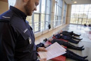 Policjanci podczas zajęć doskonalenia zawodowego radzenia sobie ze stresem.